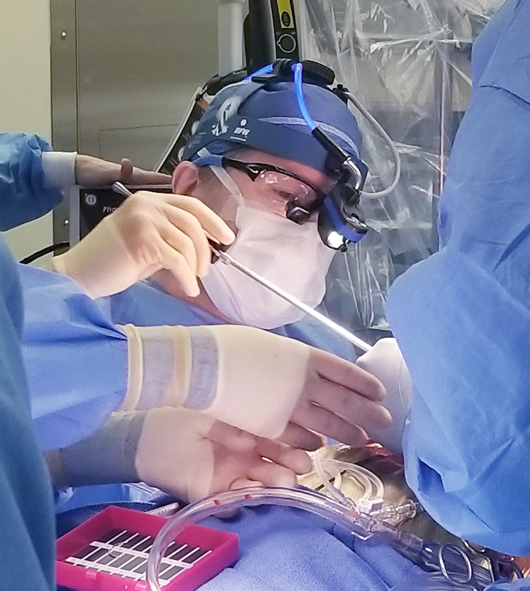 UMiamiHealth's tweet image. Happening now: Minimally invasive #mitralvalve repair surgery with @JosephLamelas. On average, most surgeons perform 3 - 5 of these surgeries per year. Dr. Lamelas performs more than 300 annually.  #MiamiMethod #cardiacsurgery #LamelasReturns