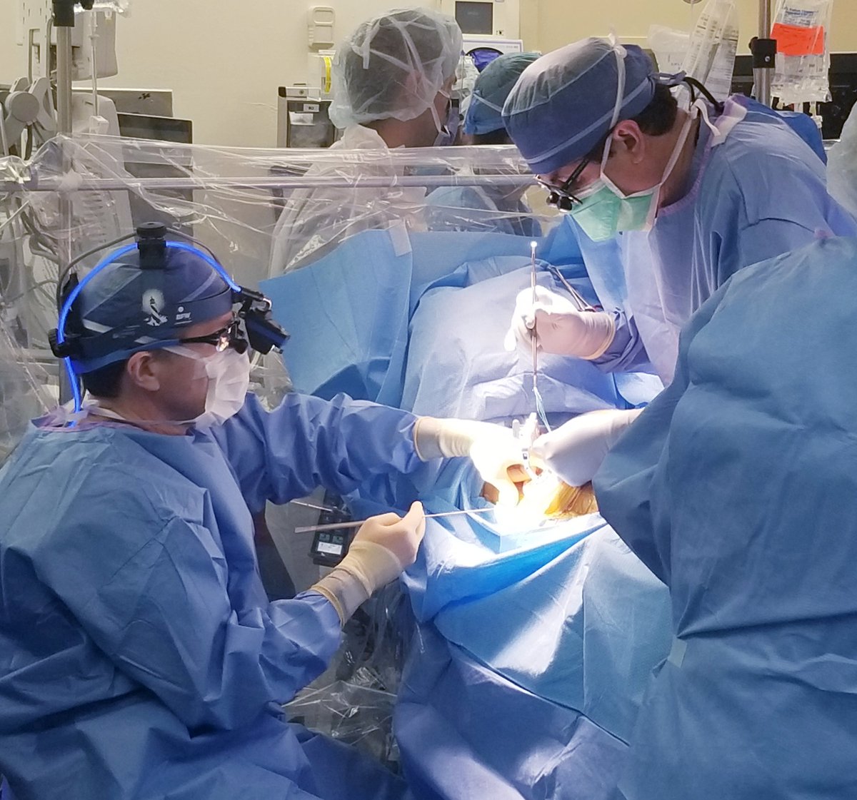 UMiamiHealth's tweet image. Happening now: Minimally invasive #mitralvalve repair surgery with @JosephLamelas. On average, most surgeons perform 3 - 5 of these surgeries per year. Dr. Lamelas performs more than 300 annually.  #MiamiMethod #cardiacsurgery #LamelasReturns