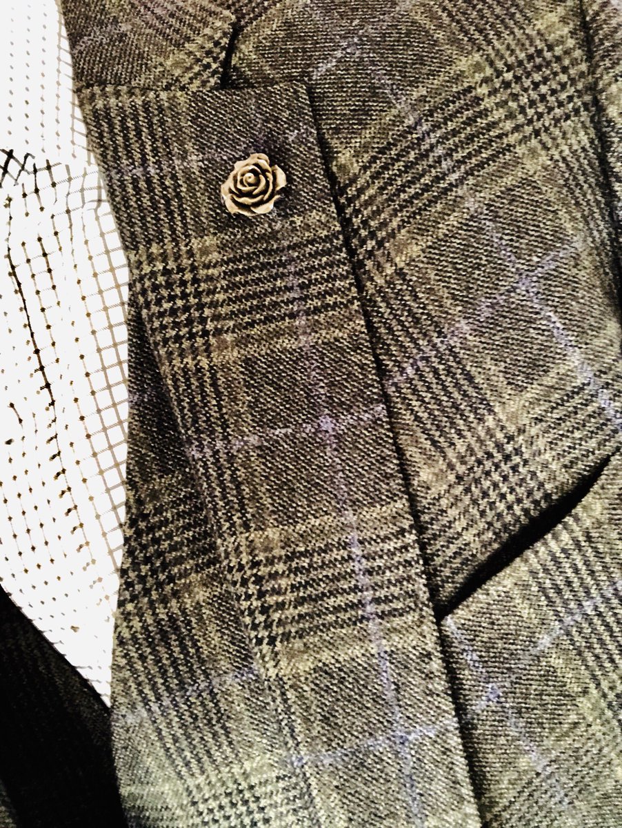 DormeuilUSA's tweet photo. #FridayFeels 
#custom #shirt @rockythesuitguy
#bespoke #jacket &amp; #vest @ajcustomsuits 
#lapel #flower @DOROMONTREAL ✂️ https://t.co/z74HuEHR89