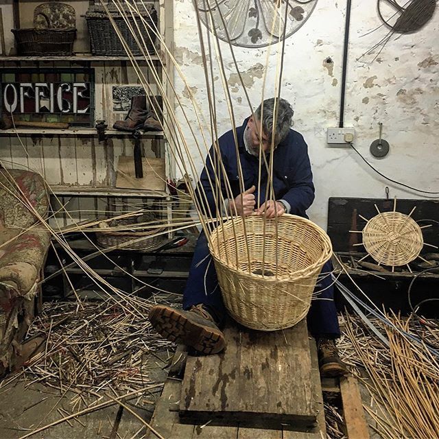 _jackdraper's tweet photo. Informative performance from @malcolmseal demonstrating his craft basket making for @aadesignandmake students at his Dorset office.
.
.
.
.
.
.
.
.
#dorset #instagood #swisbest #maker #design #craft #craftmanship #basketmaker #basketmaking #basketcase https://t.co/3fKO5IvZBu https://t.co/JVRuarUiYw