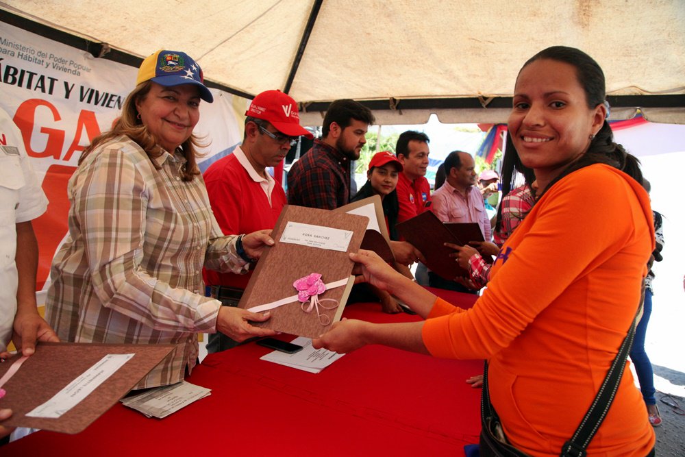 gobmonagasve's tweet photo. 🏠 Gobernadora Yelitza Santaella entregó 30 nuevos hogares en el municipio Acosta #Monagas (+fotos) | #Maturin https://t.co/PrVgLZ46Is @yelitzePSUV_ @TinitoPSUV @Minhvi_Oficial @IMVillarroel @Gladys_PSUV @servimgob @minhvi_monagas @dcabellor @NicolasMaduro #22Feb https://t.co/oTOHO79sRX