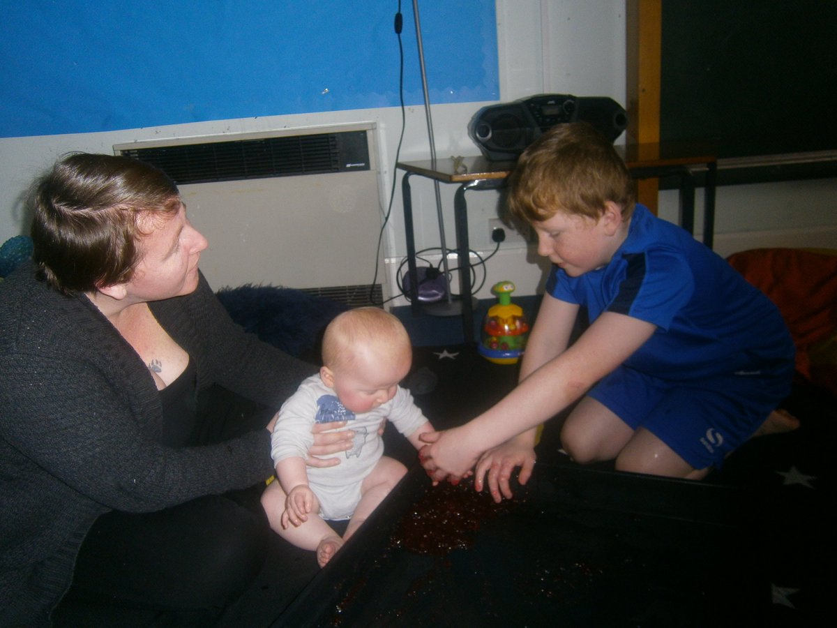 Miss Speirs hosting a great family session yesterday. Everyone had lots of fun and made lots of tasty mess! #yummy #familylearning #WatchUsGrow @oxgangschool <a href="/IWBSFalkirk/">Inclusion&Wellbeing</a> @MissS111222