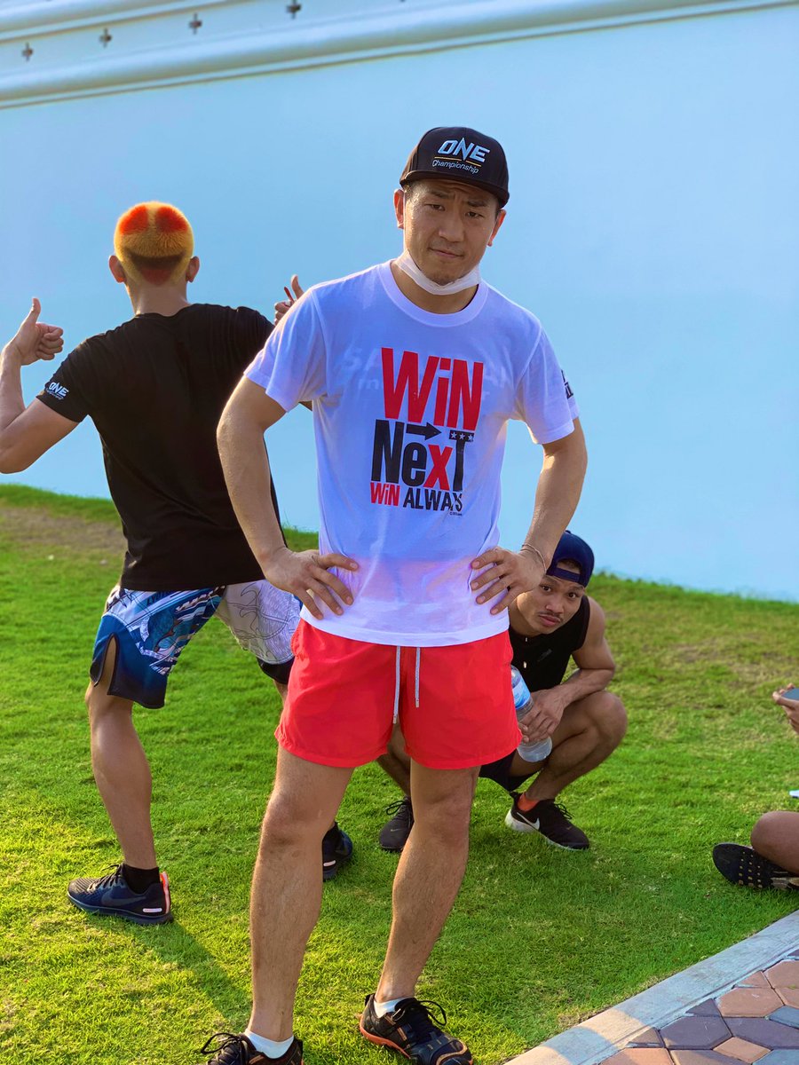 KickBoxK's tweet photo. ペッダムのヘアー🤣
この頭にするのに、タイ人の平均月収ぐらいのお金がかかったらしい(笑)
前回のハートだらけのはもっと高い💥
KO勝ちしたから僕の
#WiNNexT
Tシャツ進呈する😻笑 https://t.co/8xv66pBtn6