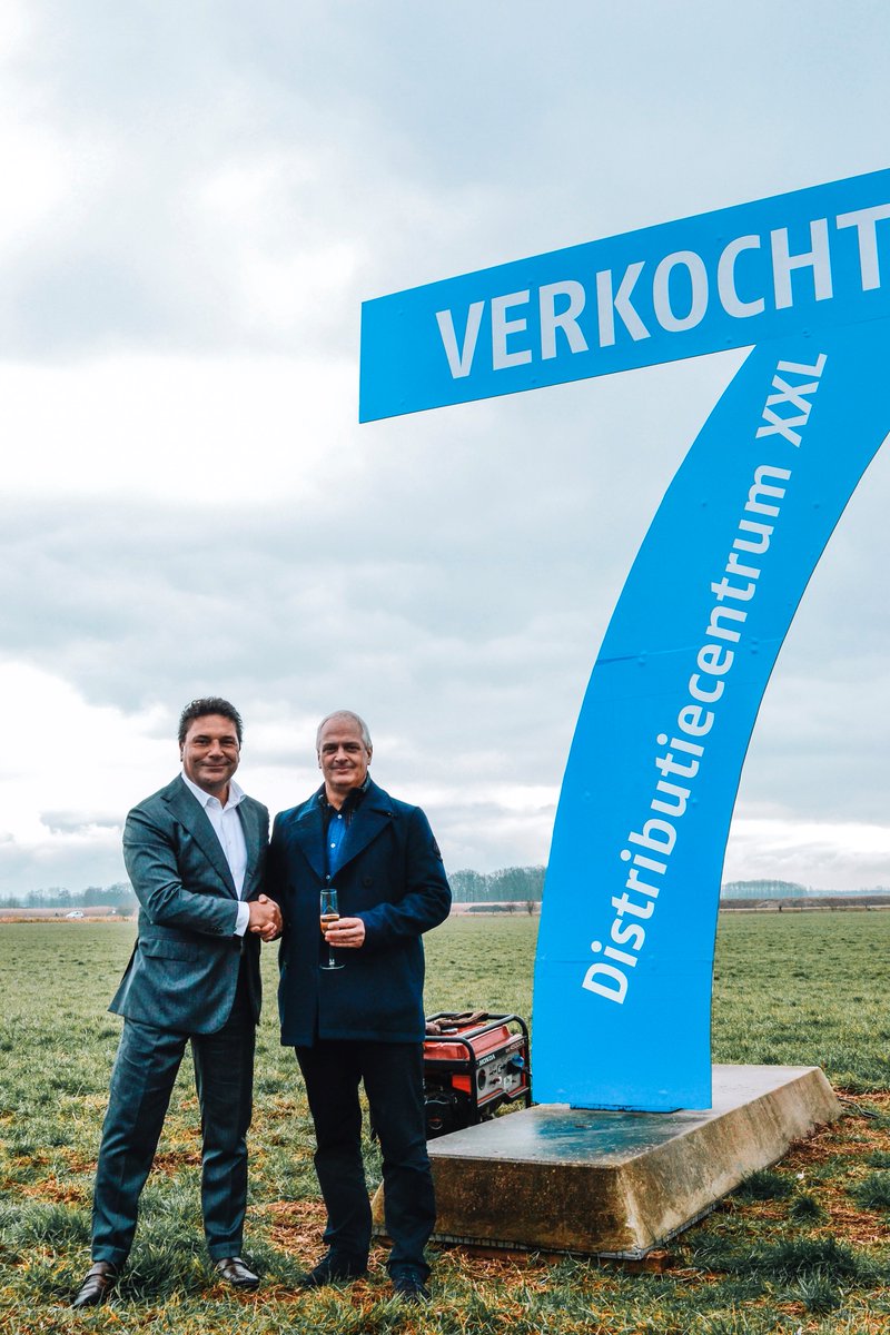 7PoortZevenaar's tweet photo. Zojuist gaven wij onze grootste kavel á 190.000 m2 uit aan Solidiam, een fantastisch moment voor de ontwikkeling van BusinessPark 7Poort en #Zevenaar. Op de kavel wordt een XXL distributiecentrum ontwikkeld. https://t.co/G0LmYKvoPg https://t.co/bNJP5QmWlb