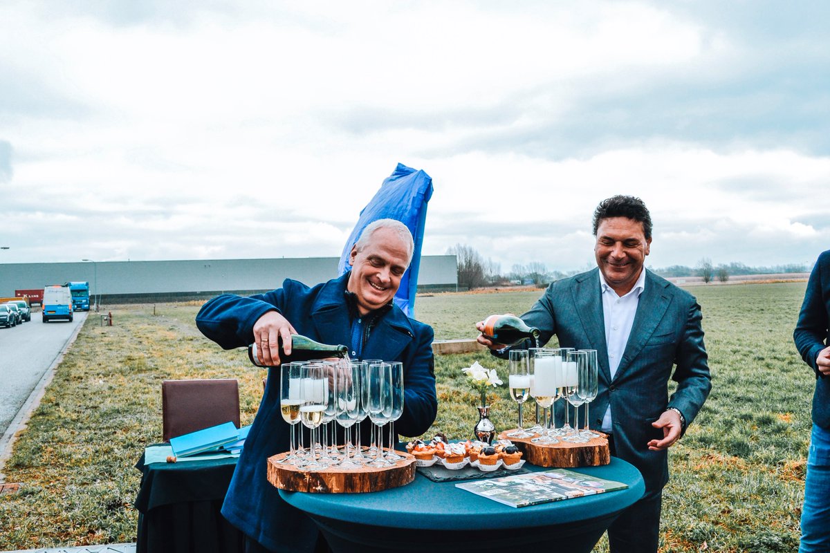 Zojuist gaven wij onze grootste kavel á 190.000 m2 uit aan Solidiam, een fantastisch moment voor de ontwikkeling van BusinessPark 7Poort en #Zevenaar. Op de kavel wordt een XXL distributiecentrum ontwikkeld. 7poort.nl/nieuws/19-hect…