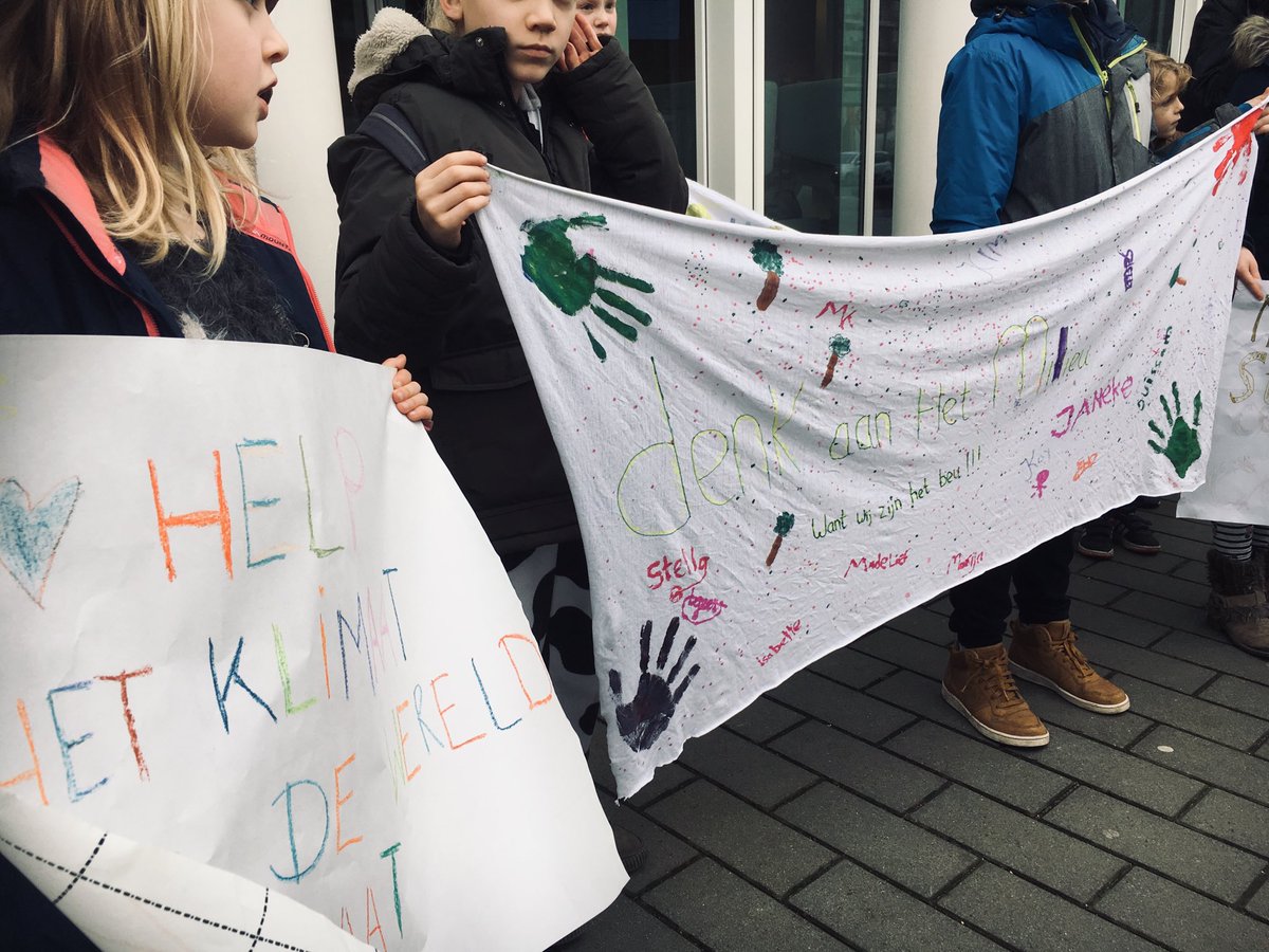 Kleine klimaatstakers in #Gouda, mét speech. Prachtig hoe de jeugd zich (terecht) bekommert om onze toekomst #milieu