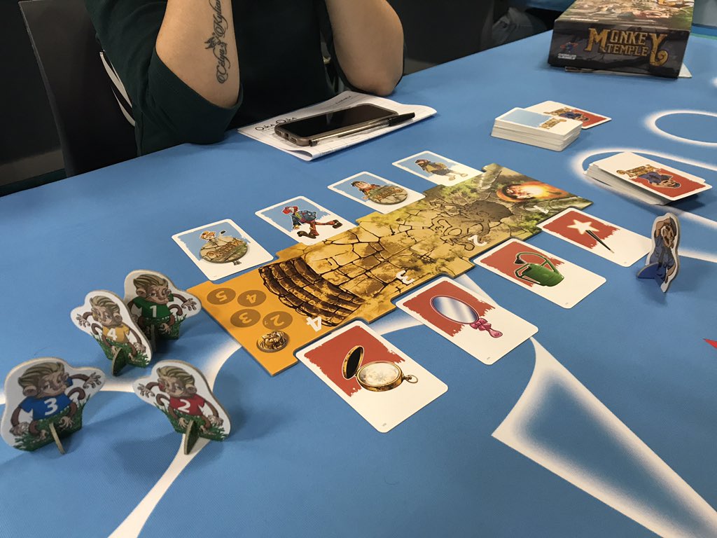 AkoaTujou's tweet photo. Monkey temple, un jeu d’ambiance coopératif oú l’on doit retrouver les propriétaires des objets volés par les singes dans ce jeu de déduction / association pas évident @Atalia_Jeux  @SpaceballoonGam #j2s #fij2019 https://t.co/CfjbNHlBnV