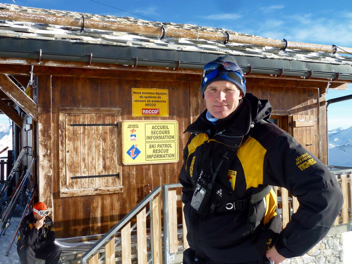 planetski's tweet photo. In praise of #skipatrollers. They risk their lives to save ours. 5 have died so far this winter in the Alps: https://t.co/UlIuwVxBCG
#pisteurs #AvalancheCransMontana https://t.co/kbpbyE6nid