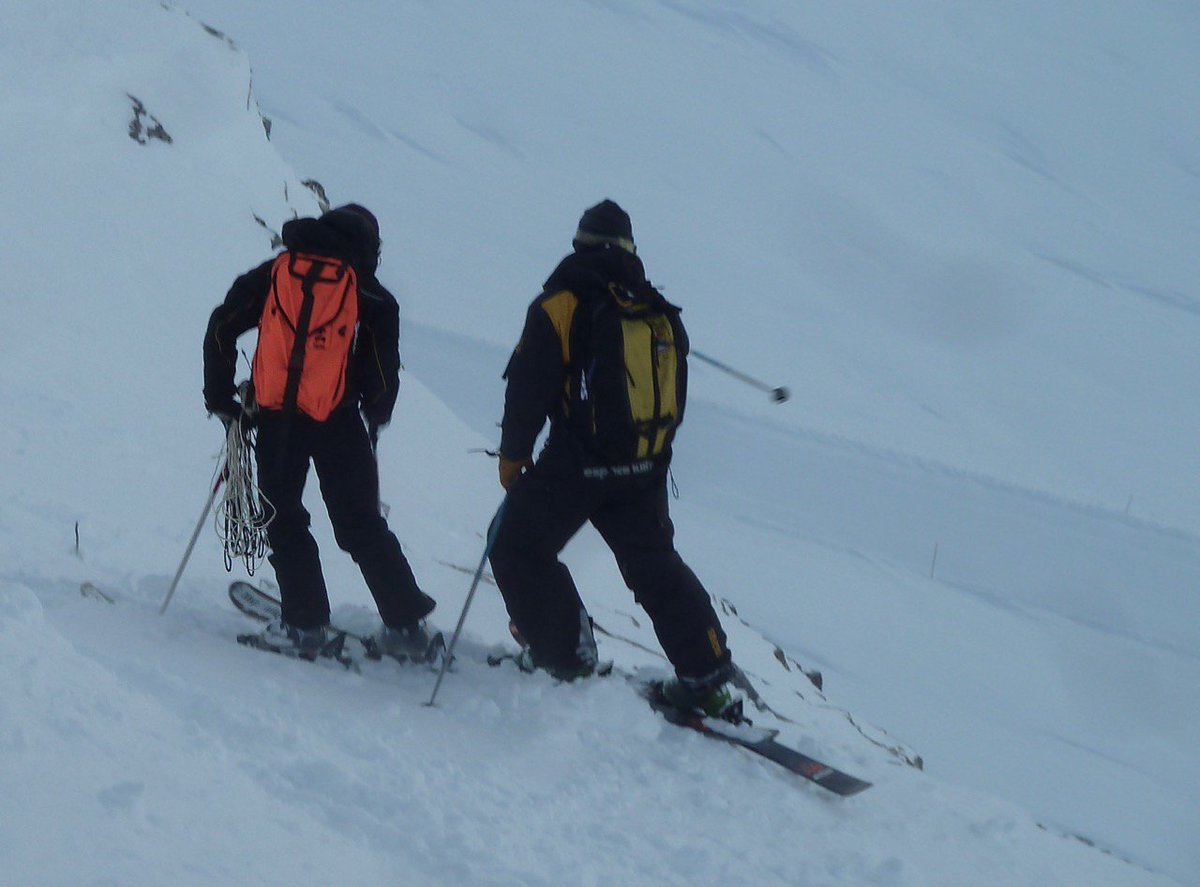 planetski's tweet photo. In praise of #skipatrollers. They risk their lives to save ours. 5 have died so far this winter in the Alps: https://t.co/UlIuwVxBCG
#pisteurs #AvalancheCransMontana https://t.co/kbpbyE6nid