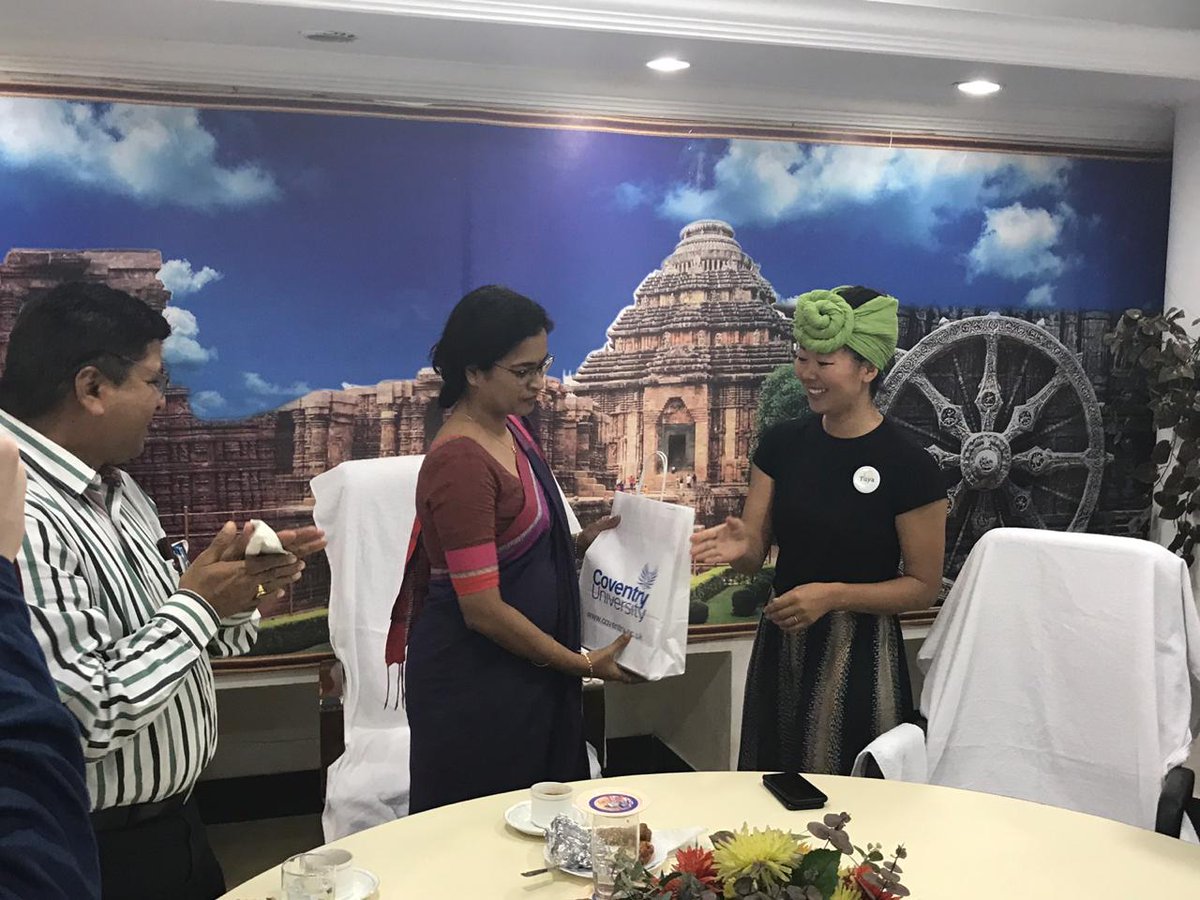 Trans4mathon's tweet photo. Transformers presenting their winning ideas to Ms Roopa Mitesh, Director of the Orissa Renewable Energy Development Agency. @Tuya49821685 of @Deakin showing appreciation for @ICTE_CU, @MaasGi, @CUTMIndia &amp; @DeakinAbroad. https://t.co/rZDytokiII