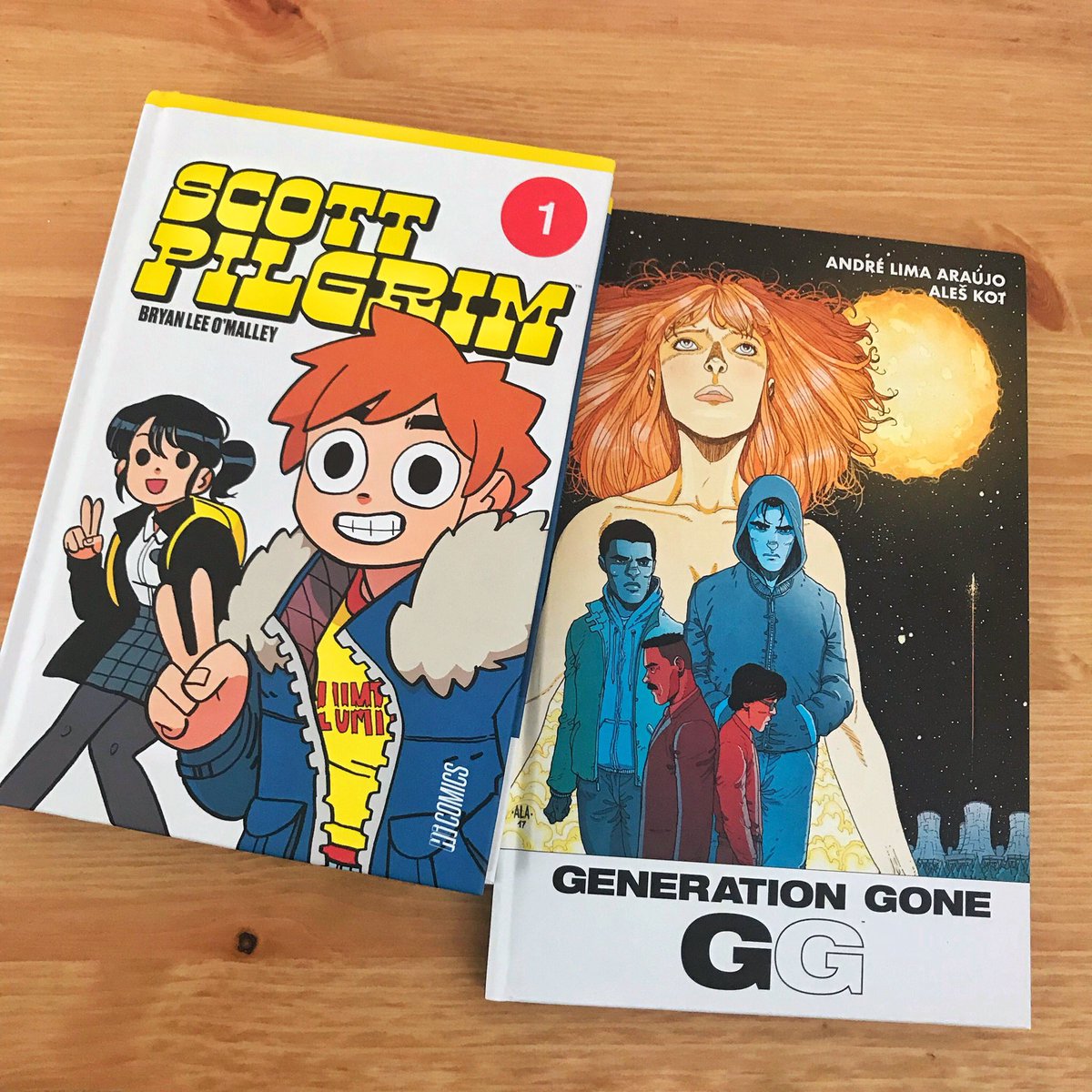 ____Wolf____'s tweet photo. Le plein de bonne lecture avec le classique #ScottPilgrim en édition Deluxe Ultime et de la découverte avec #GenerationGone et ses 3 ados nouvellement dotés de pouvoirs ! On en reparle bientôt en vidéo ! https://t.co/YeLWs6RCcJ