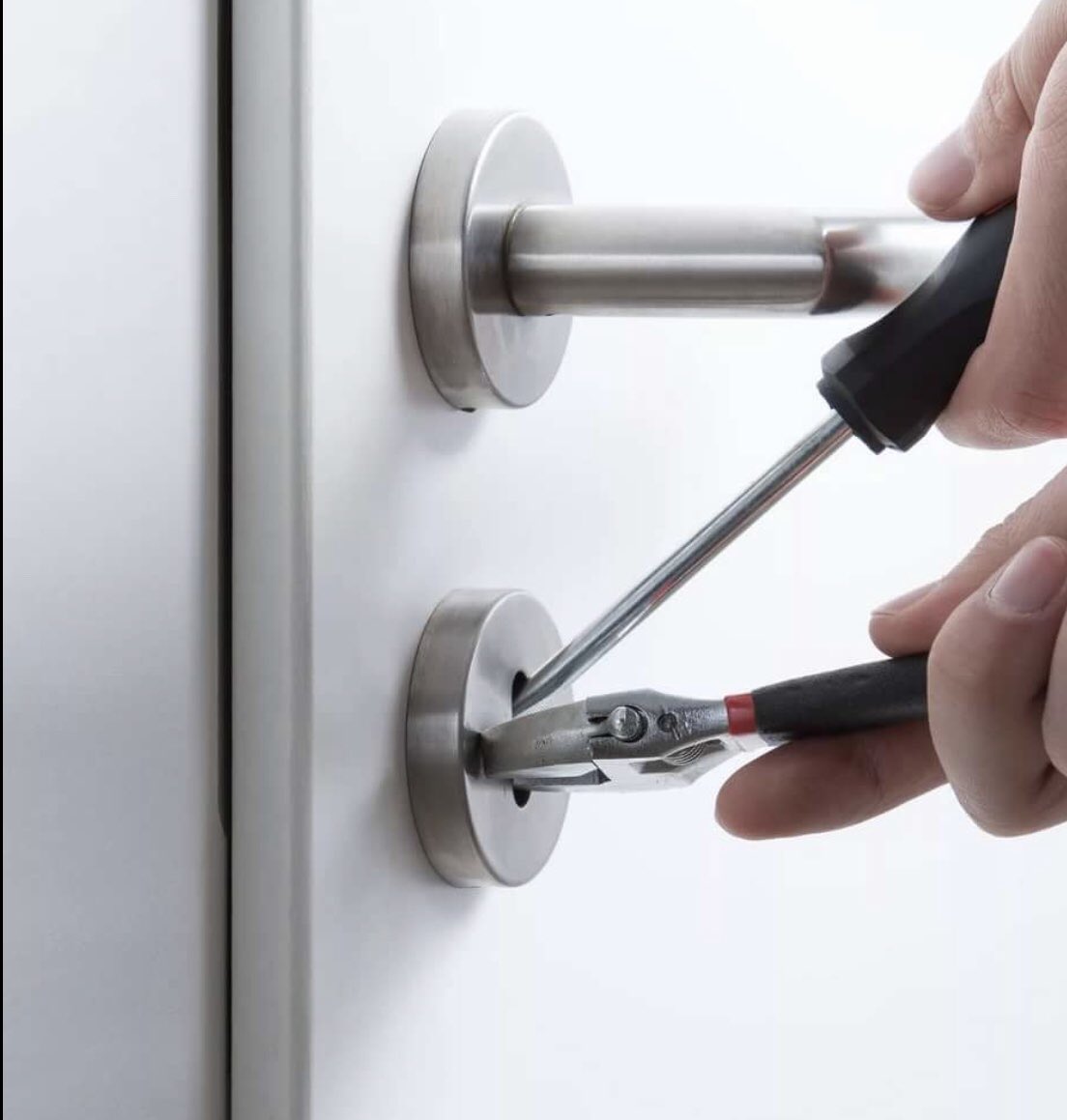 Вскрытие дверного замка. Вскрытие дверей. Замок для двери. Взломанный замок. Вскрытие замков.