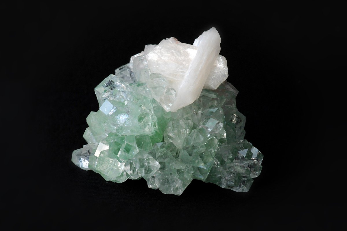 CristalSources's tweet photo. Fluorapophyllite-(K), Stilbite
Momin Akhada, Rahuri, Ahmadnagar District, Maharashtra, India

Dimension 8.4 cm x 6 cm x 3.3 cm
https://t.co/BEq3P7dU0W
#mineral #minerals #minéraux #lithotherapie #crystalhealing #cristal #cristaux #crystal #thonon #gemme #rawcrystals #crystalmagic https://t.co/KhWVAwktha