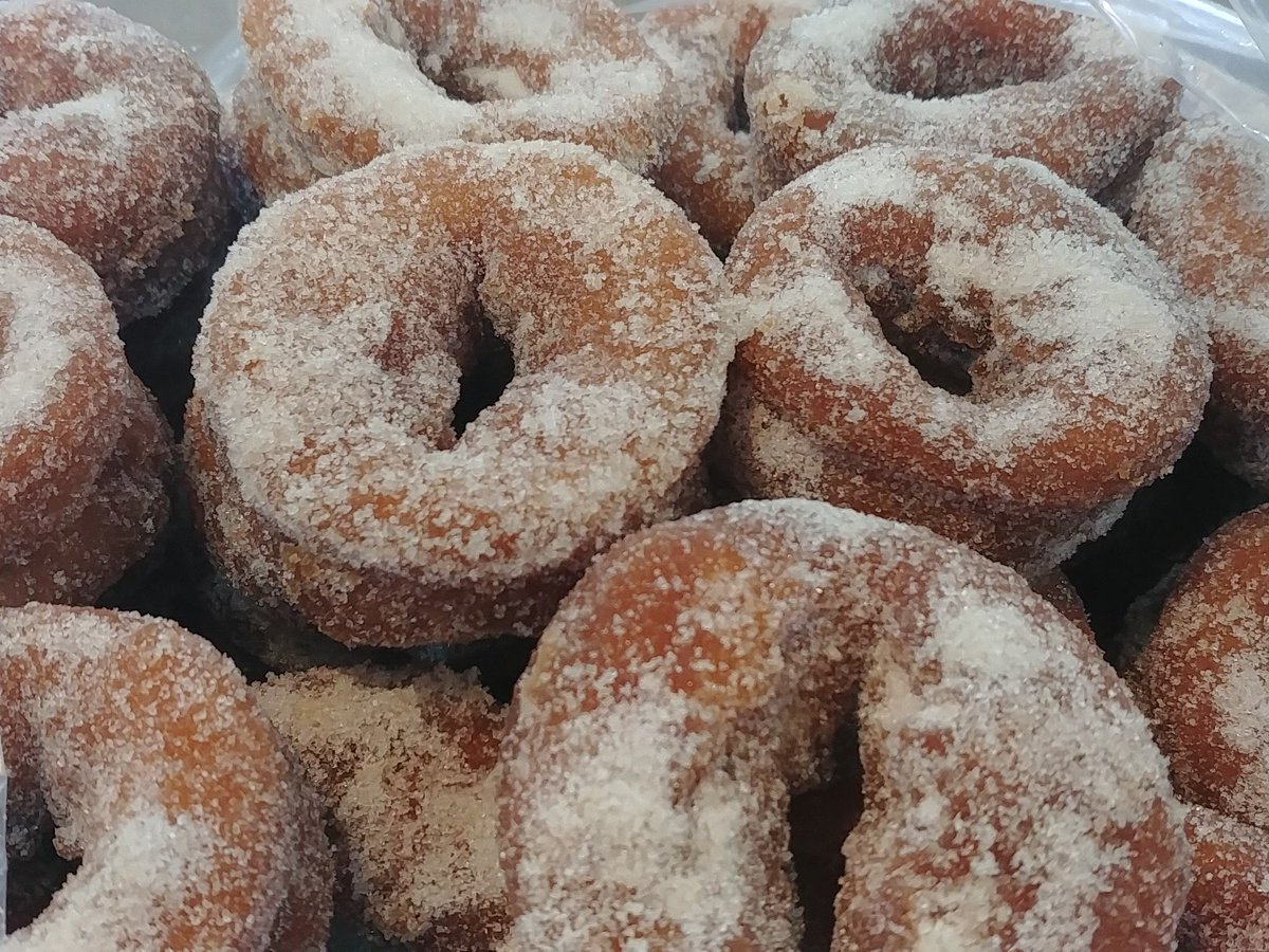 rosamartos14's tweet image. Buenos dias #SuperApi @apijimenez desde #LaPanaderiaSalvador queremos saludar a todos los q te escuchan y los q no 🙈😂😂 @canalfiesta #FelizViernes #AmosADesayunarRoscos 😋😋