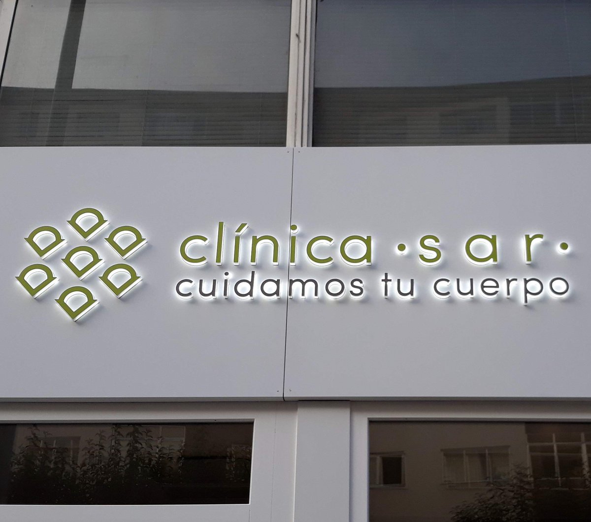 💡💡 ¿Quieres que tu empresa de #Lugo brille sobre las demás? Entonces las letras corpóreas con luz pueden ser la mejor alternativa, como estas que instalamos en la Clínica Sar de #Lugo 👇👇
