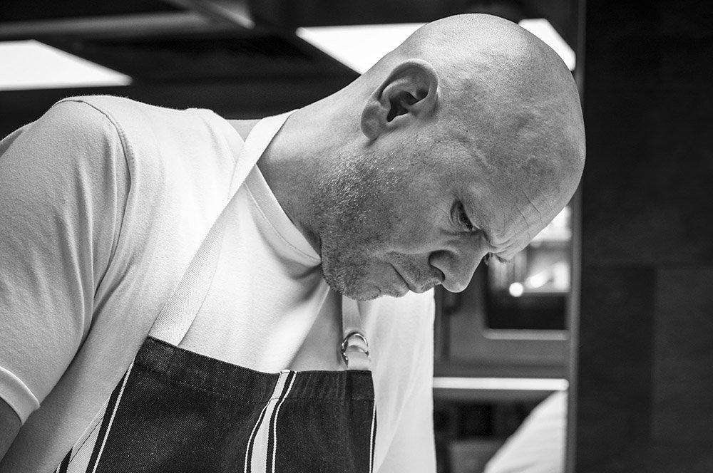 It’s the terrific Tom Kerridge of course! The man who made pub grub Michelin-star standard has been a frequent supporter of ‘Who’s Cooking Dinner?’ and we’ll be thrilled to have him with us <a href="/TheDorchester/">The Dorchester</a> . #whoscookingdinner #LondonDining #MichelinStars