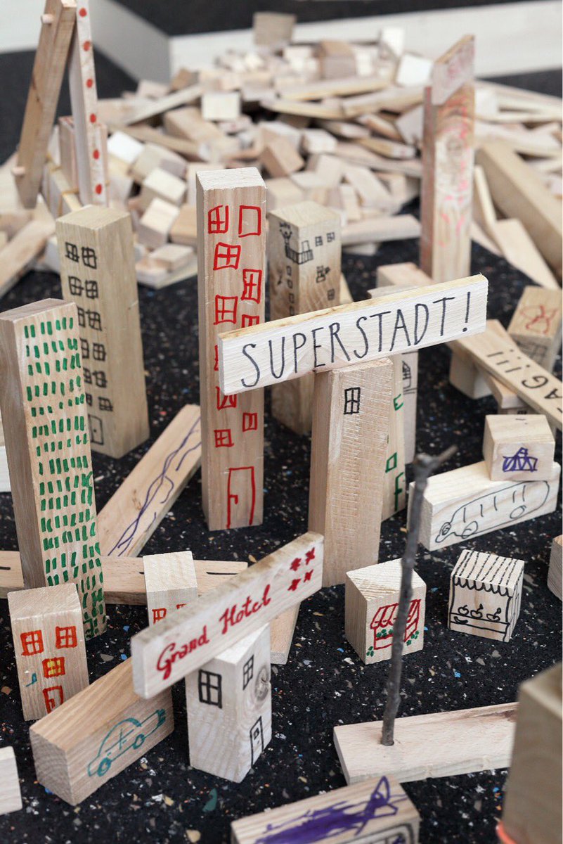 //WORKSHOP
Heute um 13.00 Uhr startet unser Workshop WIR SIND STADT (für Kinder von 10-14 Jahre)//Treffpunkt: STADTSPIELLABOR #museumtotal #ooekq #workshop #kids #linz