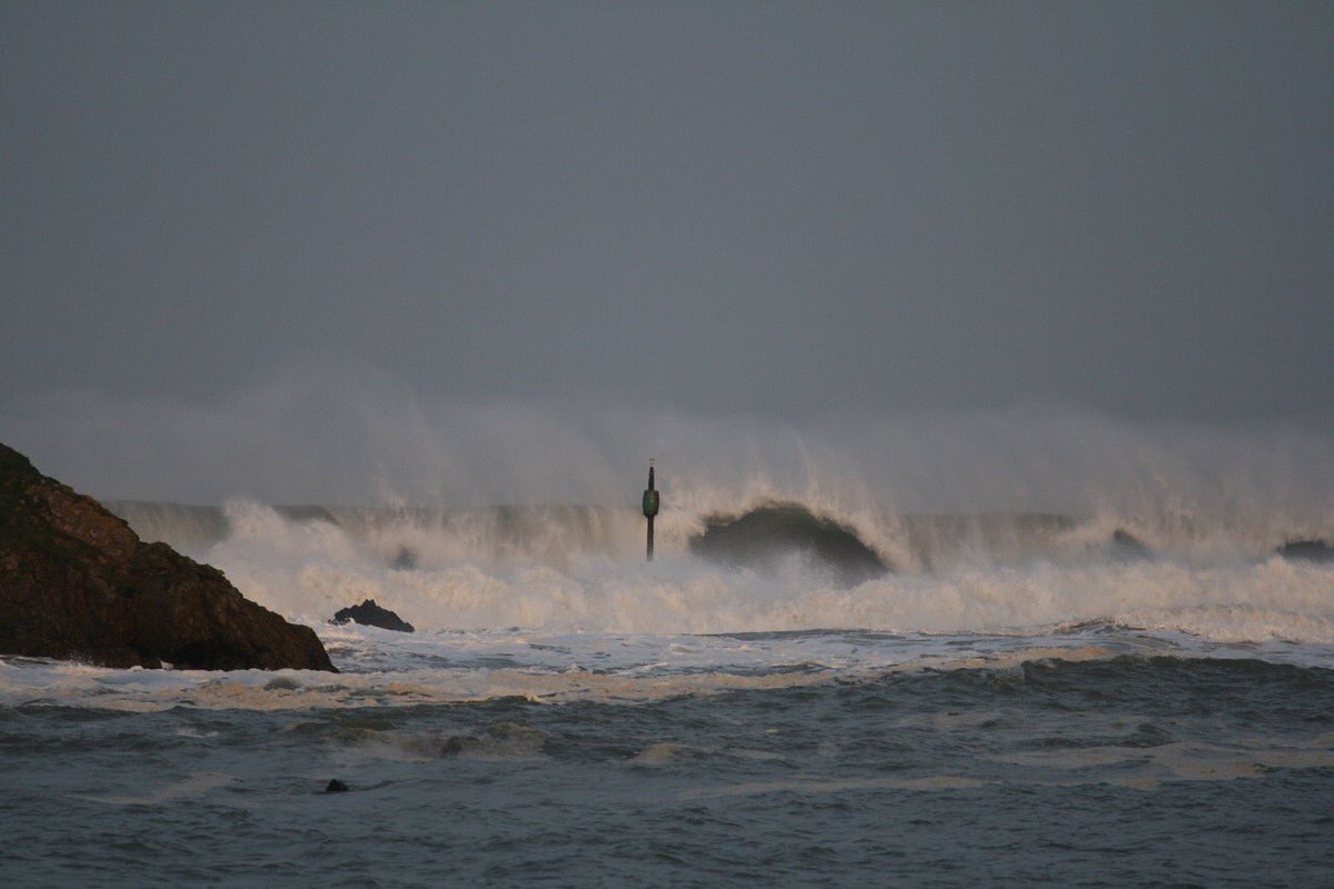Beautiful big waves &amp; Spring Tide in Bude this morning. 

Strong currents will pick up lots of lurking seabed plastics, macro &amp; micro so be sure to head to your beach for a #2minutebeachclean this weekend #CleanerBeaches #CleanerSeas #FridayMotivation 🌊🌍💙🙌🏻 📷<a href="/Nrth_Cornwall/">in on or by the sea</a>