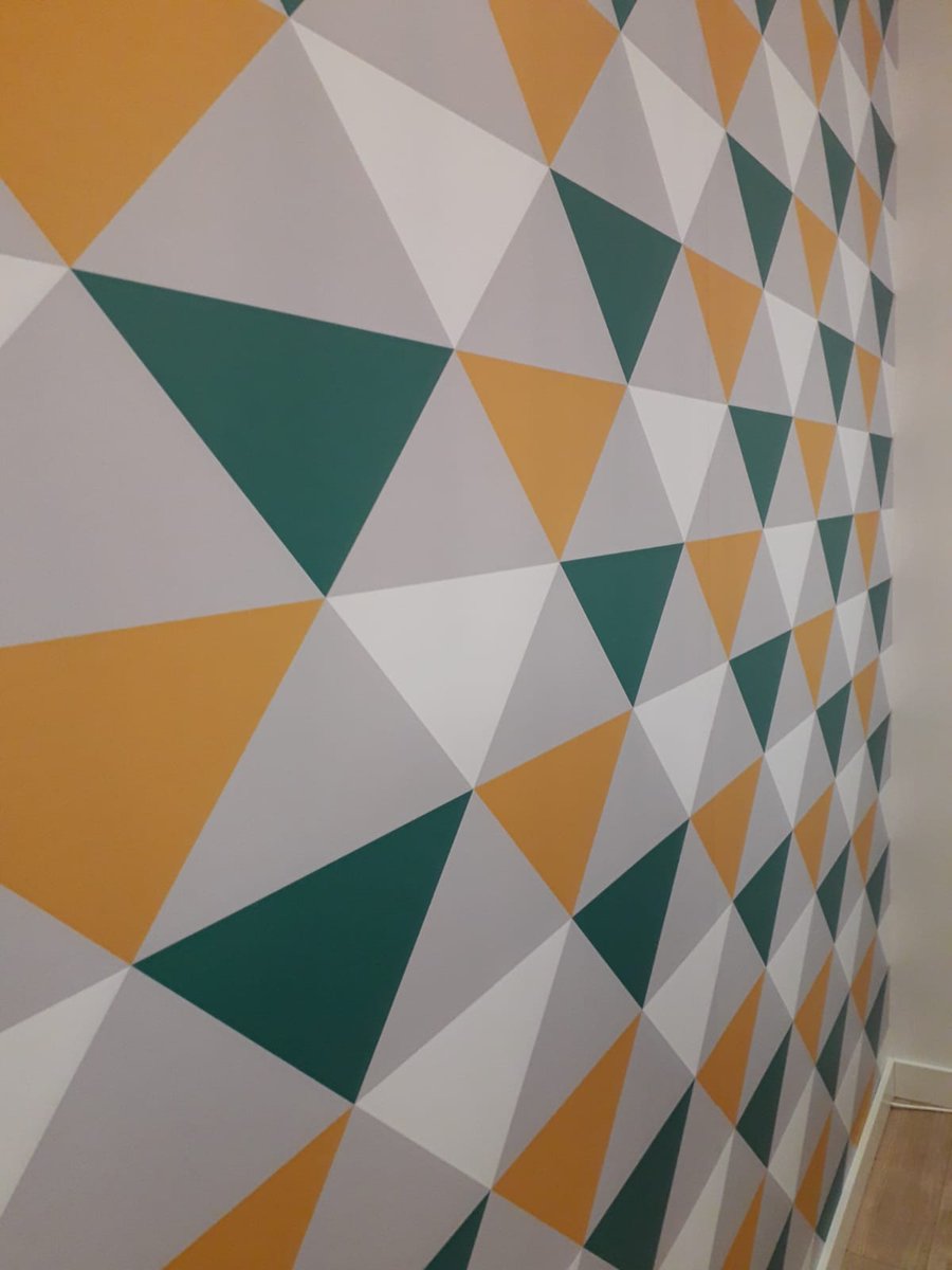 😩😩 ¿Estás cansad@ de esa pared tan sosa de tu negocio? ¡Llámanos! Le damos un toque de color único a tu proyecto, como hicimos con Pekes, en #Lugo: moda infantil en pleno corazón de la ciudad 👪👩‍👩‍👦‍👦👨‍👨‍👧