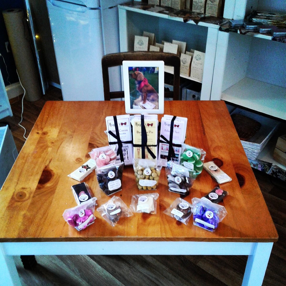 harrysemporium's tweet image. #goodmorning #weekendtreats #multipacks #tootingandbalham #tootingbec #22trinityroad #comeseeme #chocolateporn #yummies #yummymummiestooting #summerscoming #coffee #coffeeloversoftooting #mixedflavors #ginandtonicgummies #strawberryandproseccogummies #barbundles #creamteachocolat