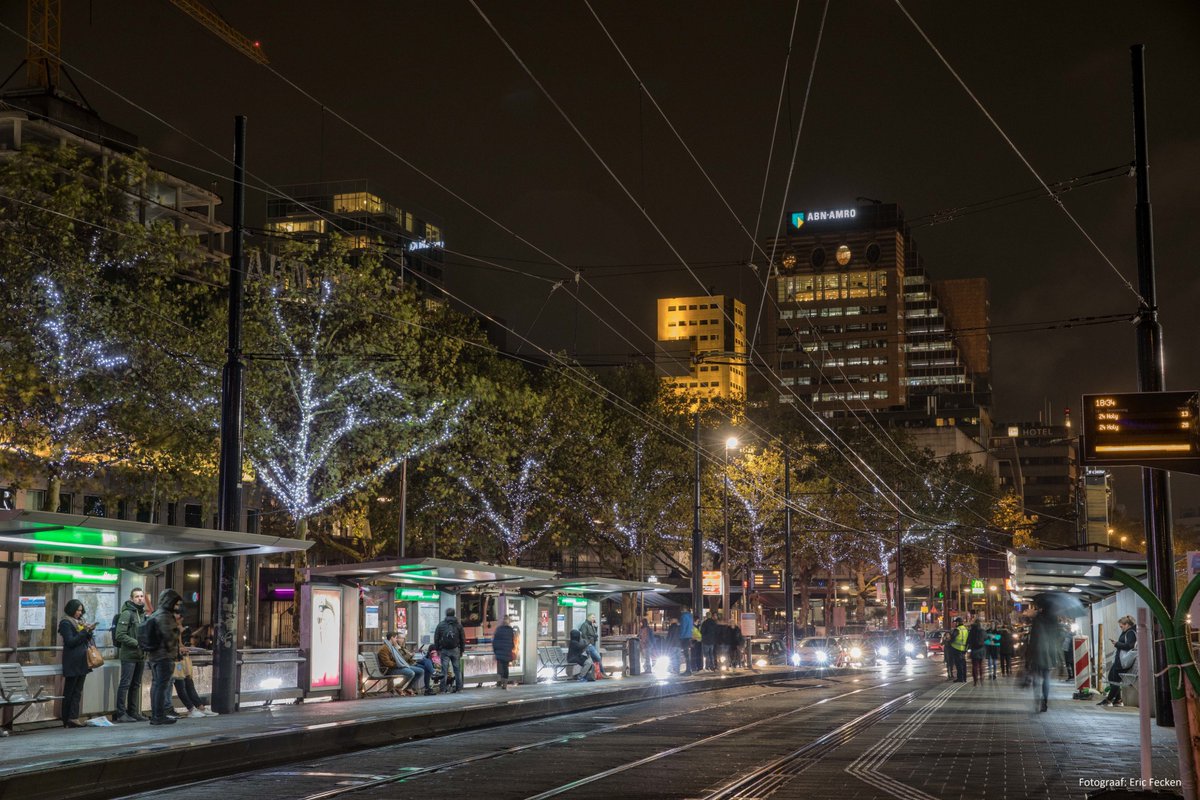 De #sfeerverlichting in de bomen op de #Coolsingel zorgen voor een warme  sfeer. Door de werkzaamheden branden de #energiezuinige #LED lampen  maar aan één zijde. #Hartvoor010