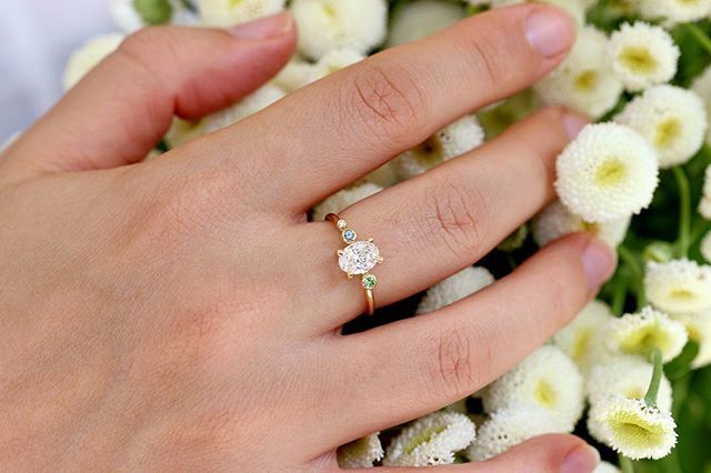 artemerstudio's tweet photo. Dainty one carat oval diamond ring with a subtle touch of color 🌿
.
.
.
.
#artemerjewelry #alternativeengagementring #alternativebride #diamondring #engagementring #ovalcut #ovaldiamondring #onecaratdiamond #aquamarine #mintgarnet #jewelrydesigner #f… https://t.co/cgViVOV47y https://t.co/PCkpTfoK8e
