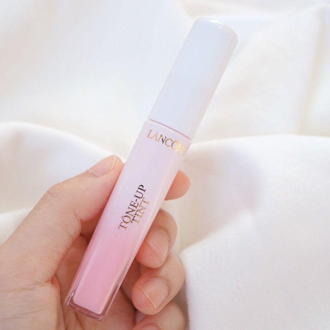 Hamkdy_'s tweet photo. หวานเว่อออออ ลิปลังโคมรุ่นนี้จากคอล milky Fusion 💘 เป็นลิปทิ้นที่เก๋มาก คือสีเค้าจะเปลี่ยนไปตาม Ph ของแต่ละคน ทีแรกเนื้อลิปจะเป็นสีขาวขุ่นๆแบบน้ำนม พอลงที่ปากแล้วจะค่อยๆมีสีชมพูขึ้นมา ชมพูละมุนๆสีไม่โดด ฉ่ำๆ ทาไปรรได้ค่า รักเลย #ไว้รีวิวห้ามขายของโว้ยย https://t.co/rnhUqCYw9r