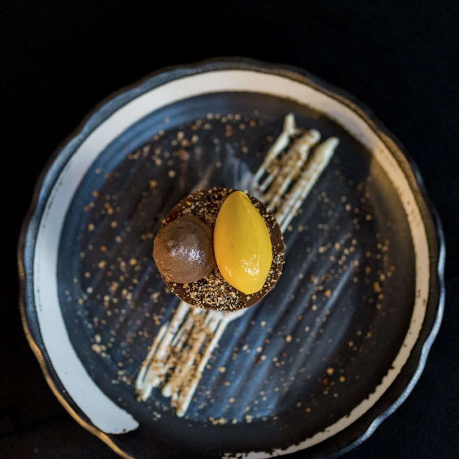 Cilindro de chocolate con helado artesano de mango. #cilindro #cilindrorestaurante #restaurantesmadrid #madrid