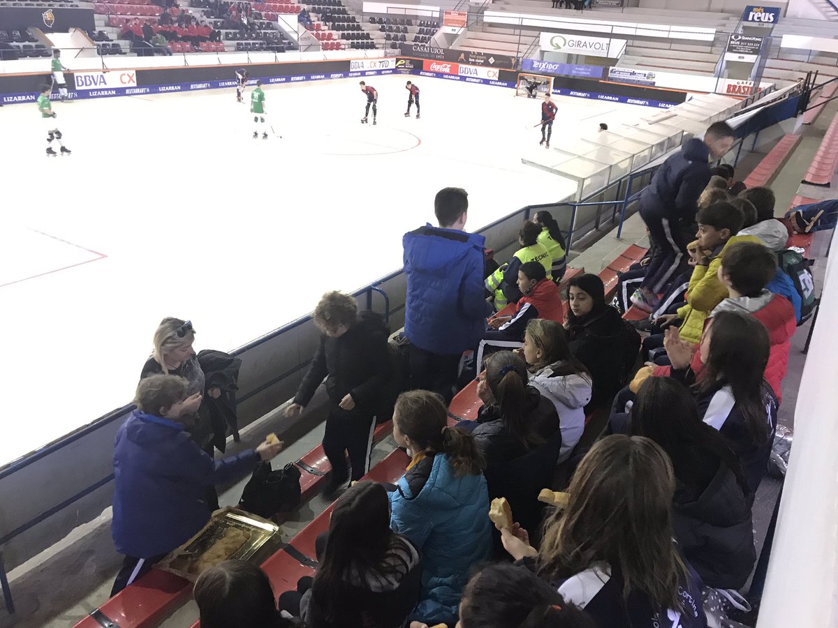 EMC_Reus's tweet photo. Nosaltres no faltem mai a les cites importants!
La classe de 6è assisteix de públic al @ReusDeportiu per veure la #MiniCopaOKM i la #MiniCopaOKF
@reus_cat @FedPatinaje @FCPatinatge @ricardnotario #CopaOK #COPAOKF https://t.co/gMAsGDTRLl