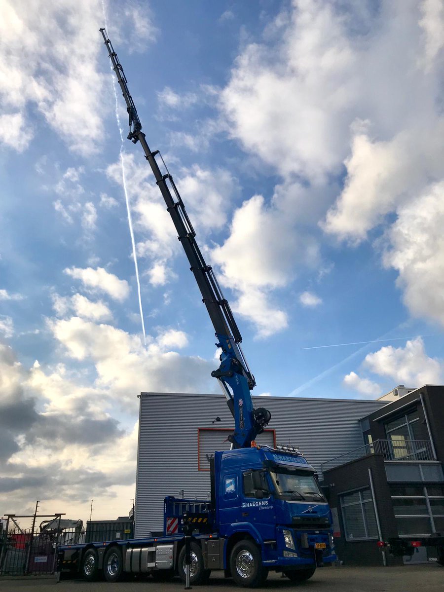 NIEUW! Volvo FM bakwagen met HMF 95 TM autolaadkraan, afgeleverd door Bas Truck Center en Van Rijssel Carrosseriebedrijf BV. De bakwagen beschikt over een hydraulisch uitschuifbare achterkant en de autolaadkraan is uitgerust met jib en lier.