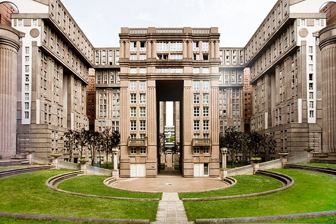 Pierre_Auberger's tweet photo. Ces bâtiments situés à moins d’une heure de #Paris sont de véritables pépites architecturales ! Signés par Ricardo Bofill, Le Corbusier ou encore Gérard Grandval, ils vont vous en mettre plein les yeux 🤩 

▶️https://t.co/JSLYGvlOaf v/@ADmagazinefr https://t.co/bXkyoyILxx