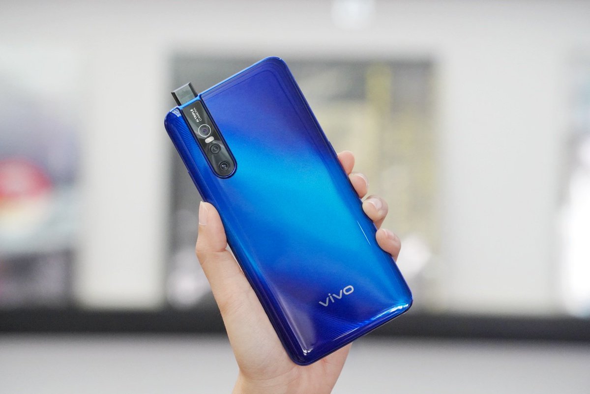 MobileGURUThai's tweet photo. #VivoV15Series สวยจริงๆ กล้องหน้า Pop-Up 32MP #ElevatingFrontCamera ดูเหนือชั้นมากๆ และเป็นผู้นำเจ้าแรกที่ทำออกมาเลย หน้าจอเต็มตา #UltraFullViewDisplay กล้องหลัง 3 ตัว ชิปเซ็ตใหม่ล่าสุด #Snapdragon675 RAM 6GB ROM 128GB แบต 3,700 mAh เปิดตัวในไทยเร็วๆนี้ครับ รอชมรีวิวกันได้เลย https://t.co/GquGCoXIBq