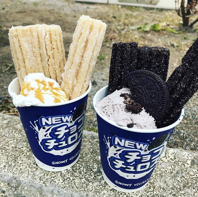 原宿にある「スノーウィビレッジ」！「キャラメルチュロス」がクリームたっぷりでおいしそう！