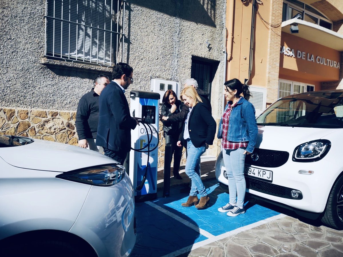 ovans_es's tweet photo. 👏🏽🔋🔌 ¡La #transiciónenergética llega a la #sierravalenciana! Ponemos en marcha el #puntoderecarga #público y #gratuito para #vehiculoselectricos en #Serra, de la mano de Alicia Tusón, Alcaldesa del @AjuntamentSerra, con la participación de @AsociacionAUVE y @AVVEinfo. https://t.co/OsZdrSKtG3
