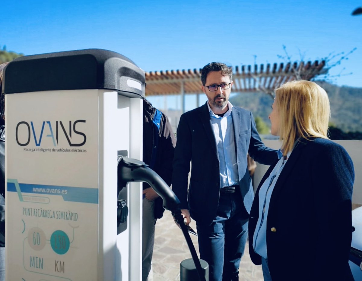 ovans_es's tweet photo. 👏🏽🔋🔌 ¡La #transiciónenergética llega a la #sierravalenciana! Ponemos en marcha el #puntoderecarga #público y #gratuito para #vehiculoselectricos en #Serra, de la mano de Alicia Tusón, Alcaldesa del @AjuntamentSerra, con la participación de @AsociacionAUVE y @AVVEinfo. https://t.co/OsZdrSKtG3