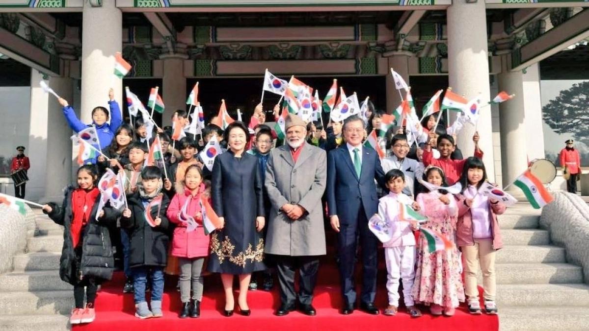 SrshC's tweet photo. Prime Minister Narendra Modi was accorded ceremonial reception at Blue House, the executive office and official residence of #SouthKorean head of state in Seoul. He was received by South Korean President Moon Jae-in and first lady Kim Jung-sook. 
#SeoulPeacePrice https://t.co/oXcO1nSEYz