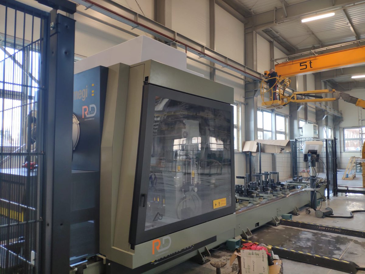 ReconalLtd's tweet photo. The newest addition to our brand new production hall! 
Emmegi Satelite XT is 5-axis CNC machining centre with moving gantry structure, used for milling, drilling, thread cutting and cutting on bars or large workpieces of aluminium, PVC, light alloys and steel. 
#addition #CNC https://t.co/oB87msgnKk