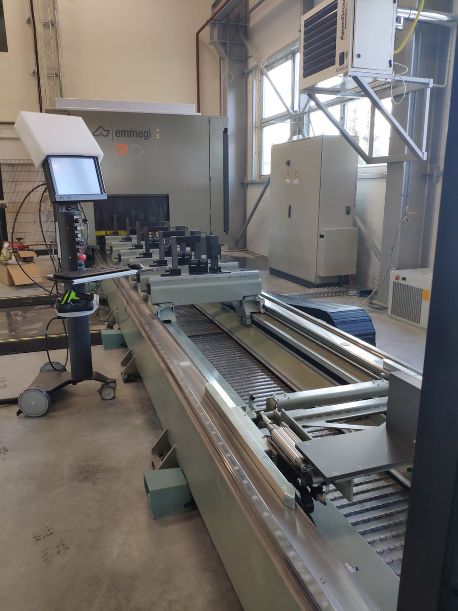 ReconalLtd's tweet photo. The newest addition to our brand new production hall! 
Emmegi Satelite XT is 5-axis CNC machining centre with moving gantry structure, used for milling, drilling, thread cutting and cutting on bars or large workpieces of aluminium, PVC, light alloys and steel. 
#addition #CNC https://t.co/oB87msgnKk