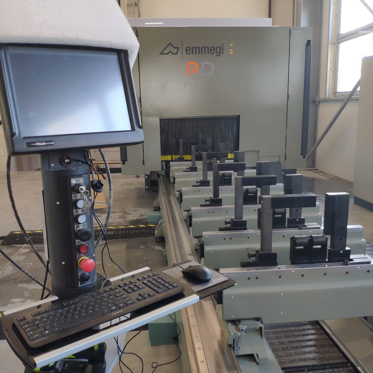 ReconalLtd's tweet photo. The newest addition to our brand new production hall! 
Emmegi Satelite XT is 5-axis CNC machining centre with moving gantry structure, used for milling, drilling, thread cutting and cutting on bars or large workpieces of aluminium, PVC, light alloys and steel. 
#addition #CNC https://t.co/oB87msgnKk