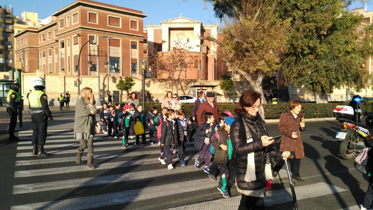 ampansloreto's tweet photo. Despliegue policial  cortando Jacinto Benavente a la altura del colegio NS Loreto porque al @AyuntamientoVa1 no le da la gana que el autobús escolar recoja a los niños que se van a una excursión en la puerta del colegio. 
Incongruente, señor @giuseppegrezzi https://t.co/tdThb1rk9h