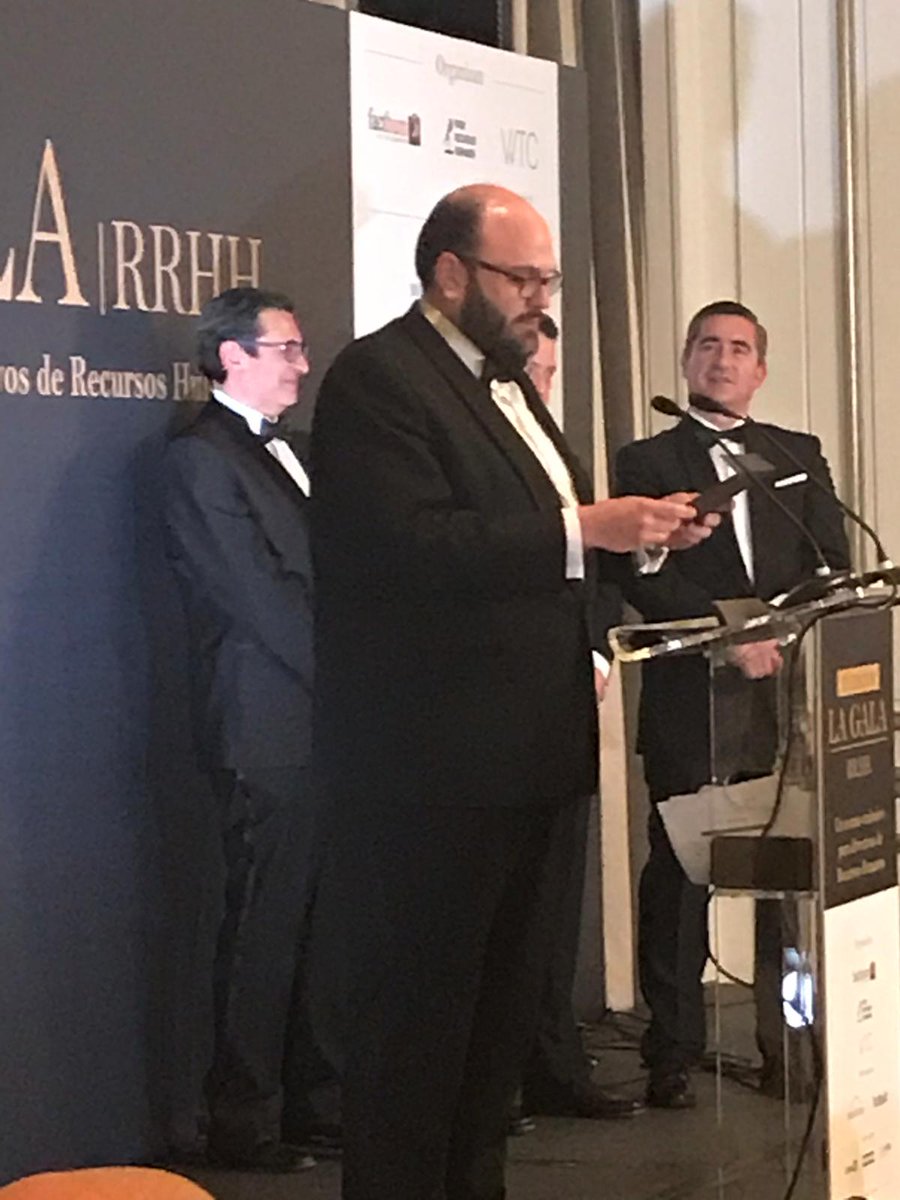 GrupoAtisa's tweet photo. Ayer, durante la #GalaRRHH2019, Jorge Molinero, Director General de @GrupoAtisa entregó el "Premio al desarrollo del bienestar en la organización" a Mercedes Almendro, Directora de Personas de #España e Internacional en @MahouSanMiguel 👏🏽 https://t.co/OD3UkDvQmy