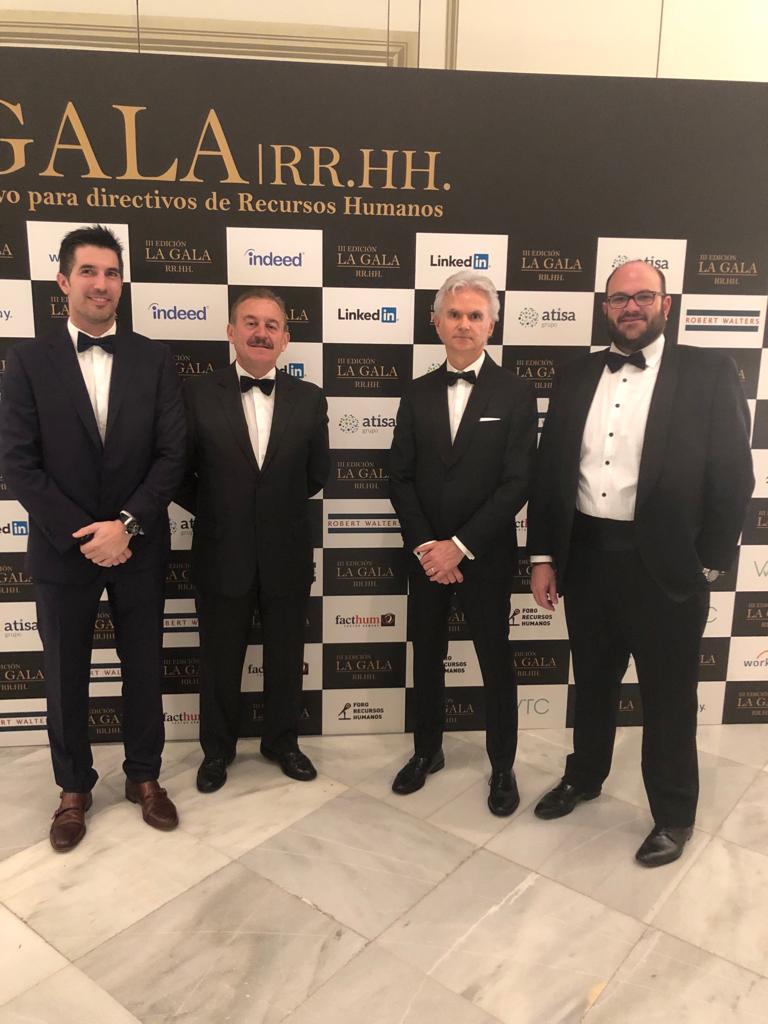 GrupoAtisa's tweet photo. Ayer, durante la #GalaRRHH2019, Jorge Molinero, Director General de @GrupoAtisa entregó el "Premio al desarrollo del bienestar en la organización" a Mercedes Almendro, Directora de Personas de #España e Internacional en @MahouSanMiguel 👏🏽 https://t.co/OD3UkDvQmy