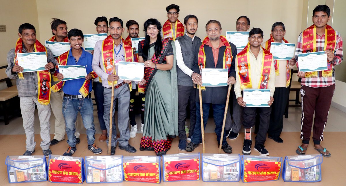 VandanaNSS's tweet image. Successfully completed another batch of #FreeVocationalTraining for the #differentlyable and poor people! @narayanseva_ provided #freemobilerepairingcourse to 12 #divyang and poor people. The participants were provided with #trainingcertificate #mobilerepairingkit .