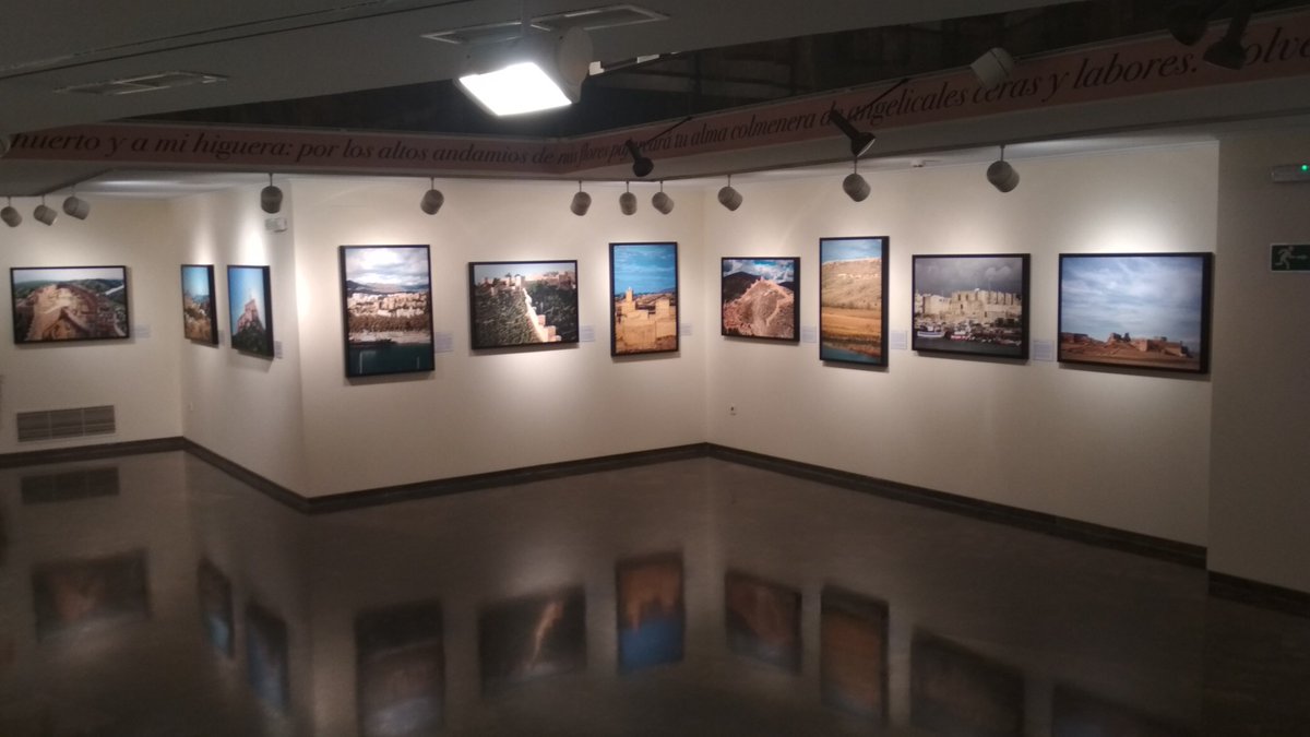 artandalusi's tweet photo. Hoy venimos del #AulaCulturalFundaciónCAM (Orihuela) de ver la exposición de @legadoandalusi  ARQUITECTURA ANDALUSÍ, ESPACIOS Y MIRADAS!! La podéis visitar del 30 enero al 8 marzo🧐 Me he llevado una sorpresa...mi participación en las cartelas locales, qué ilusión! 🎉🥳 https://t.co/90zEZuUTCX