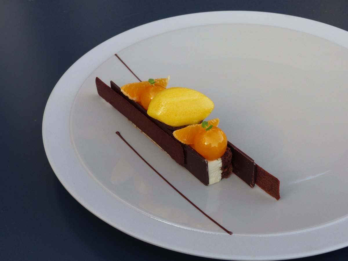 BernardLoiseau's tweet photo. Dessert à l'assiette : #Mandarine, #chocolat au #café, mousse café, fine feuille de chocolat et sorbet mandarine au restaurant bio "santé-plaisir" #LoiseauDesSens en #Bourgogne à Saulieu. #restaurantbio #gastronomie #dessert #food #foodie #foodphotography #healthyfood #burgundy https://t.co/VmFIkxF3jR