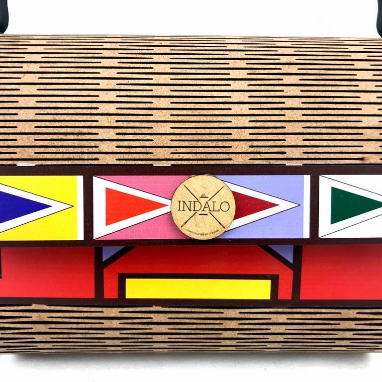 indalodecor's tweet photo. Indalo Decor is not just SURVIVING the state of the economy but we are THRIVING! Ndebele print Purse. #indalodecor #woodenbags #madeintembisa #whoareyourpeople https://t.co/zXM11Axi25