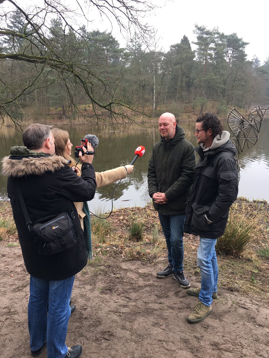 boswachtertinus's tweet photo. Vandaag hebben we ‘Ijsvogel’ officieel onthuld in de bosvijver van #Birkhoven. Dit kunstwerk is gemaakt door Amersfoortse kunstenaars #Koudekoffie en aan @UtrLandschap aangeboden door #Kultlab als blijk van waardering voor de goede samenwerking ihkv #ittw https://t.co/E5cBCtMbPi