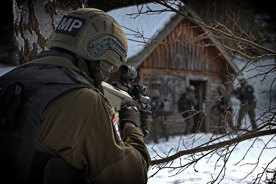 Friedrich_BH's tweet photo. Austrian Army Jägerbataillon 19, Austrian Military Police and the cadets of Theresian Military Academy conduct training on Gutenstein Alps this week. #Bundesheer #JgB19 #MP #MilAk
Foto: Bundesheer https://t.co/H39ldTwdWL