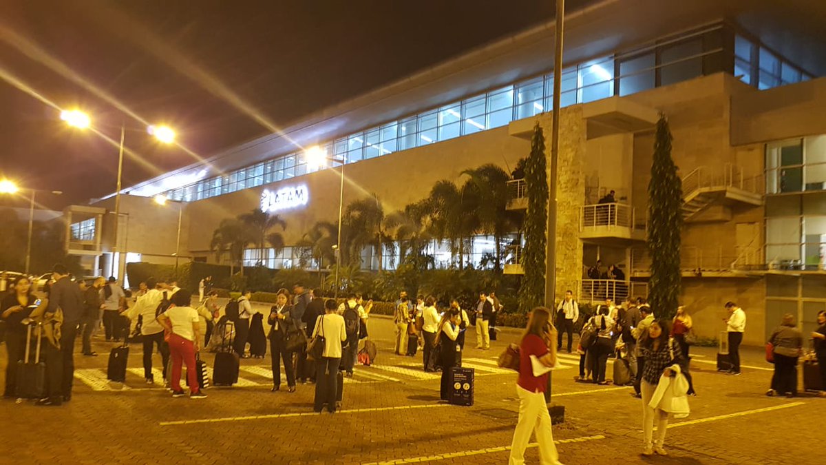 bessygranjaOK's tweet photo. Evacuación en el aeropuerto de Guayaquil por los sismos. https://t.co/WHNow4ic7i