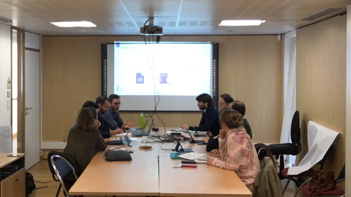 dbusdonostia's tweet photo. #EMOBASK proiektu europarraren bileran, oraingoan erabiltzailearentzako informazioa aztertzen / Reunión del proyecto europeo E-MOBASK para analizar la información al usuario/a @CTPPOCTEFA #Interreg #Dbus @atgipuzkoa @CommunautePB https://t.co/udnaM8O4h8